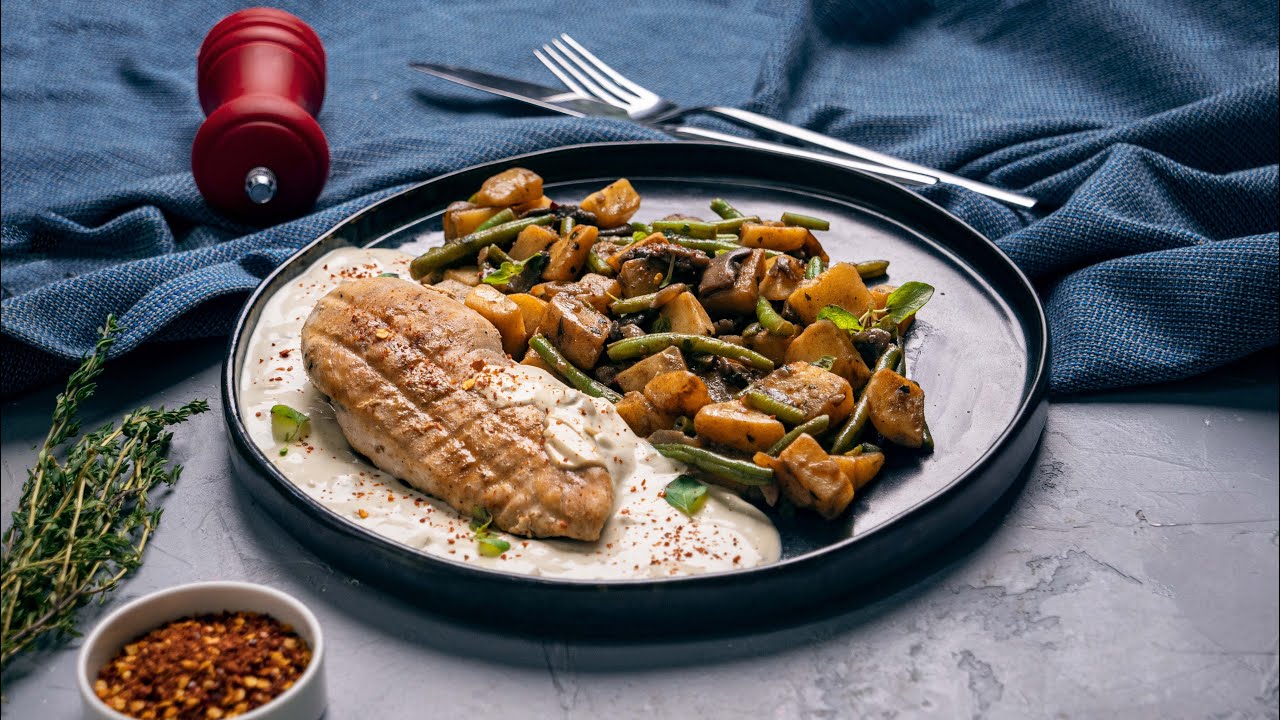 Piept de pui cu sos de brânză și legume rustice
