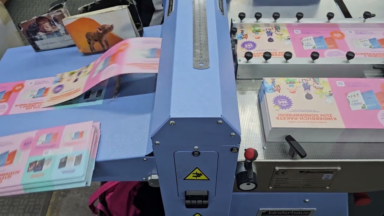 FM 16000 Nutmaschine beim Nuten mit 6.600 Bogen/Stunde, 60cm lange 8-Seiter mit 300g/qm