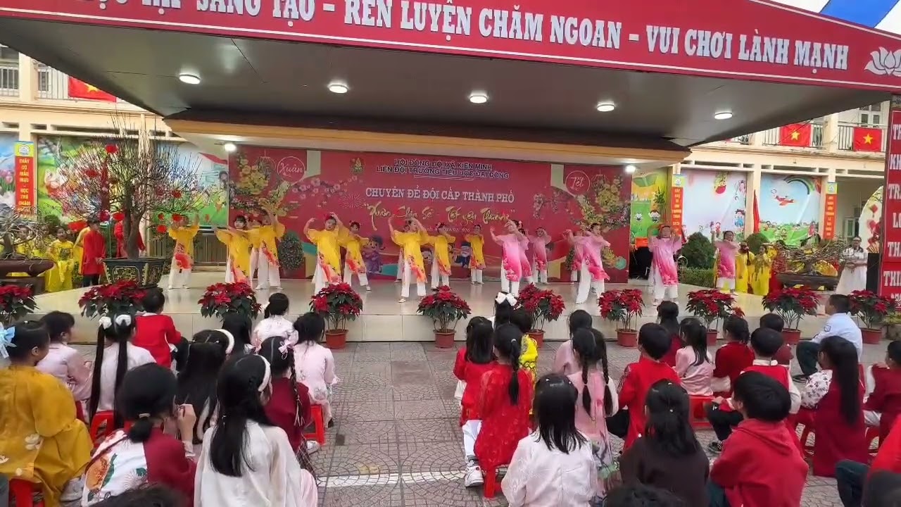 Bé chúc tết - xúc xắc xúc xẻ ( TH Đại Đồng)