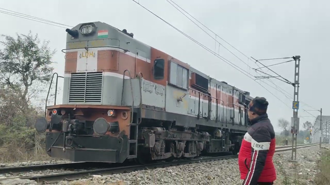 THE LIGHT ALCO! LDHD WDG3A #13282 Speeds Towards PTKC Under A Cloudy Afternoon!