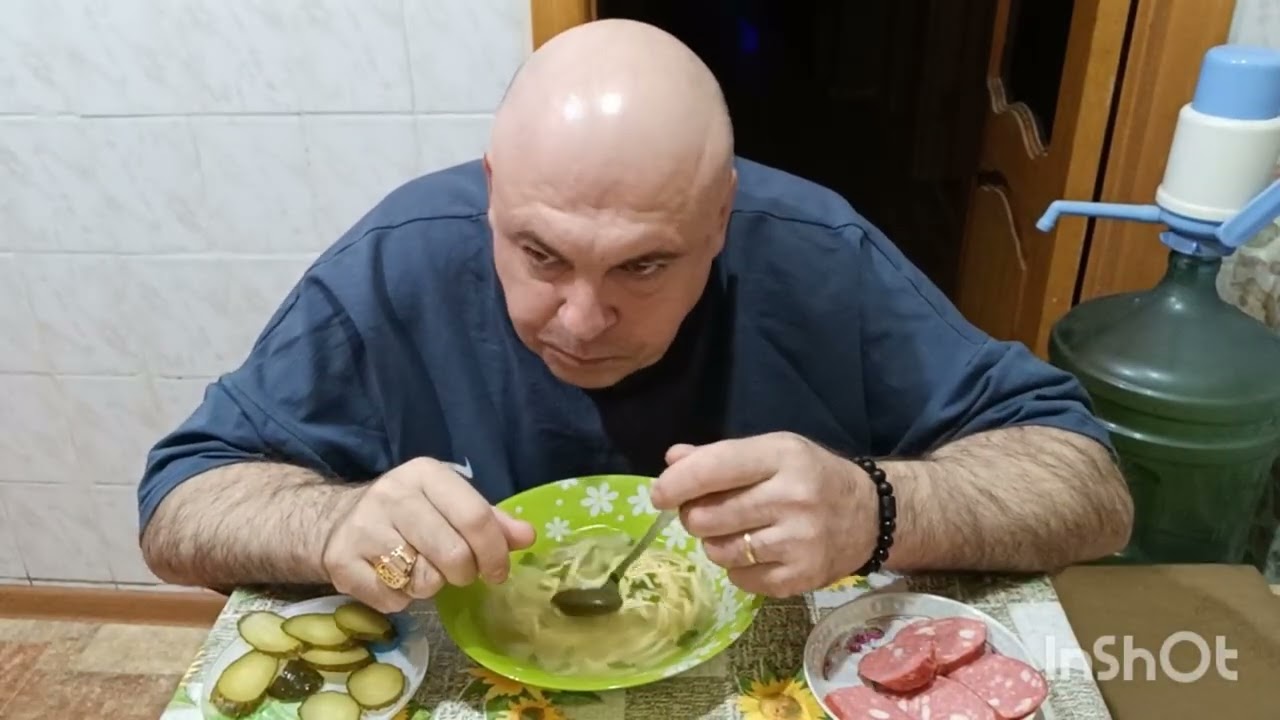 Мукбанг. Лапша, колбаса и маринованные огурцы. Атака на Ростов.