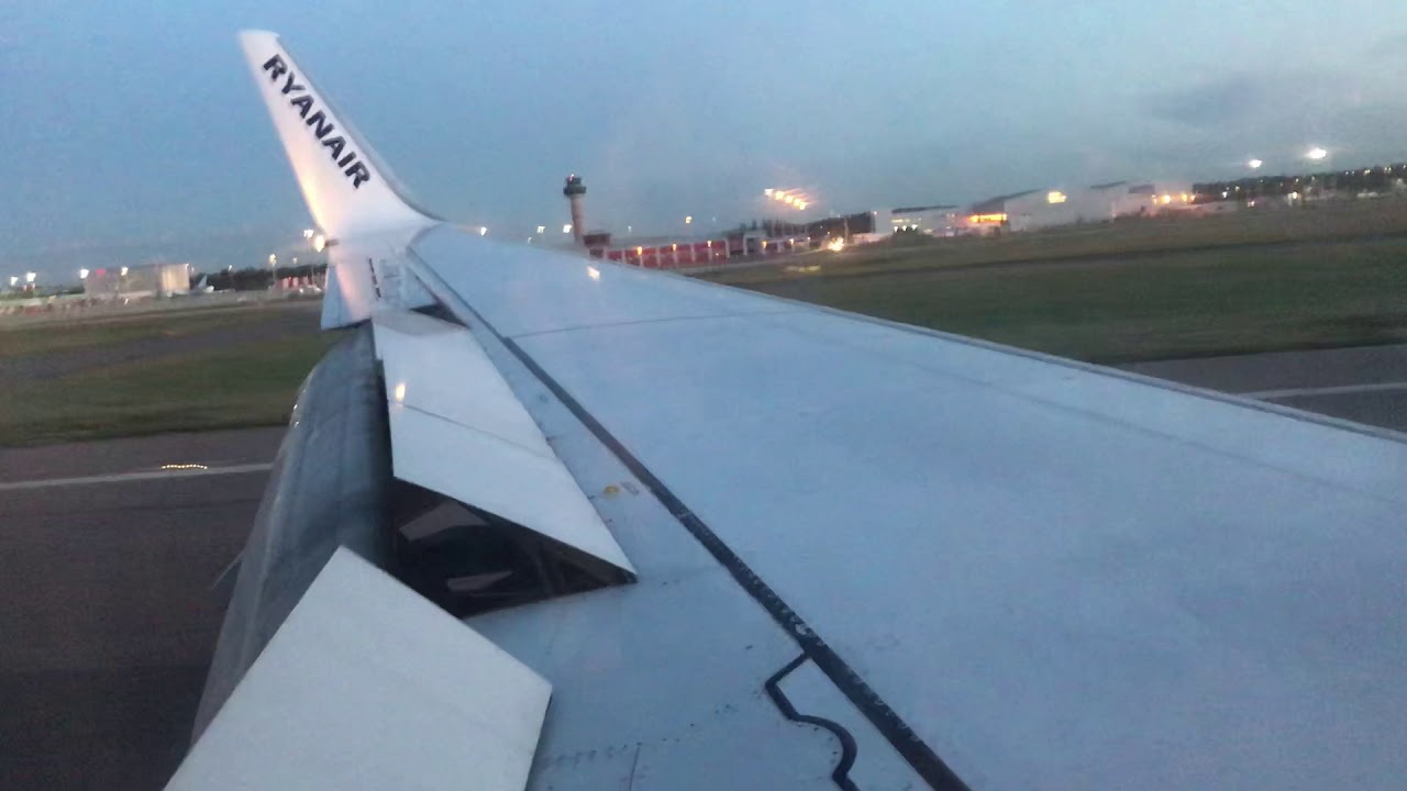 Ryanair Boeing 737-800 Landing London Stansted Airport