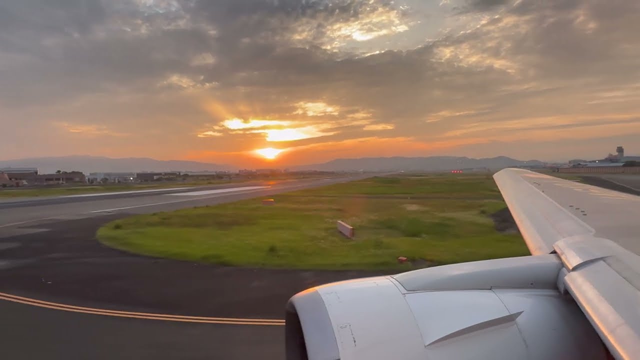 2025年6月,大阪国際空港 離陸映像と夕暮れの関西地方の機窓 4K, the video of departure from Osaka Int'l Airport in the evening