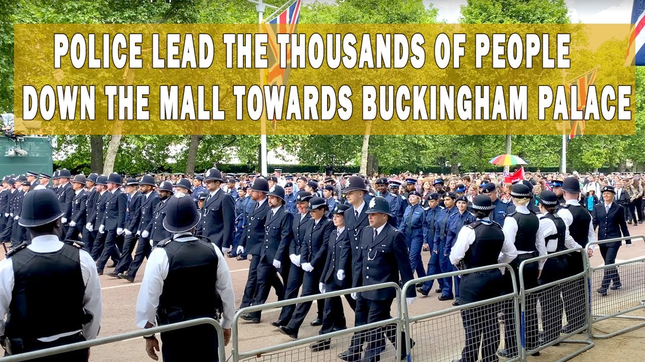Police lead the thousands of people down The Mall towards Buckingham Palace | London Walk 4K