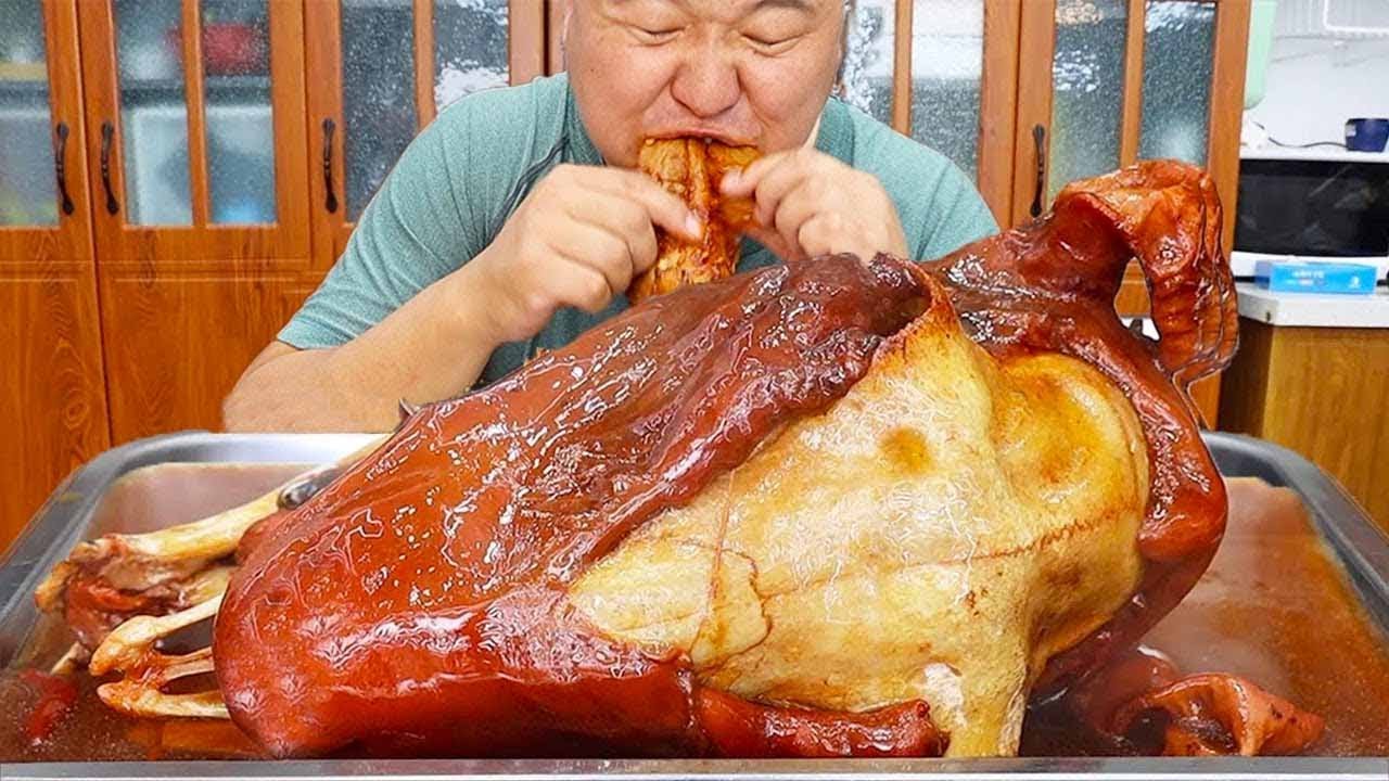 Голова целой козы, Ах Кеунг сделал «Голову козы с чесноком», она такая мягкая и ароматная.