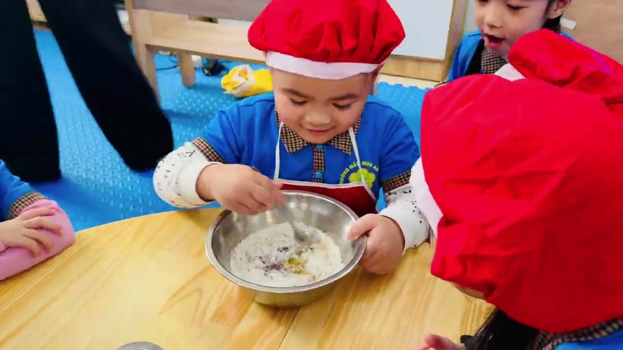 Bé làm quà tặng 8/3. Lớp mẫu giáo 5T. 