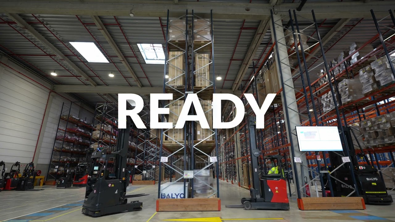 ROBOT AGV/AMR vs MANUAL - The high reach truck race