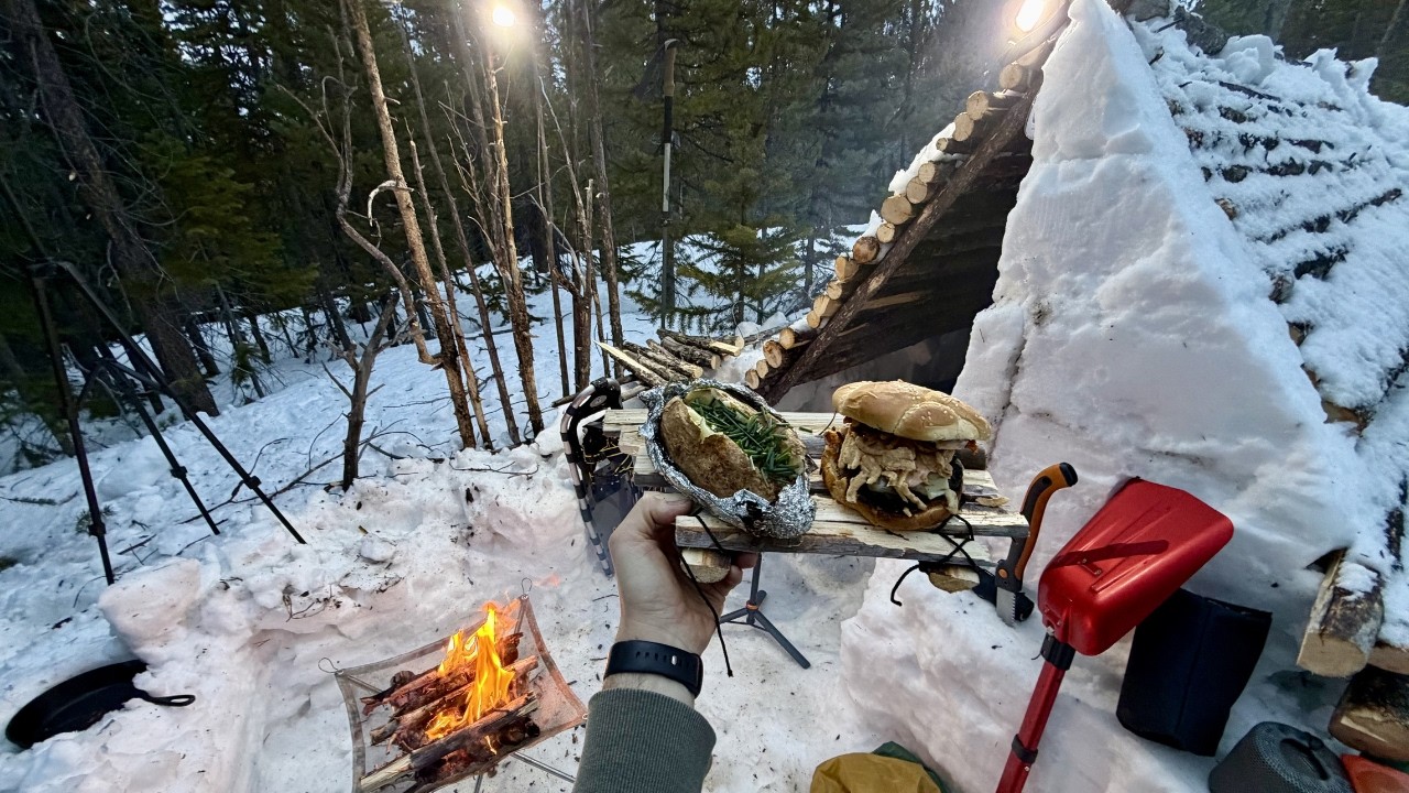 Я строю снежное укрытие, чтобы укрыться от сильного ветра, и готовлю изысканный бургер из мяса би...