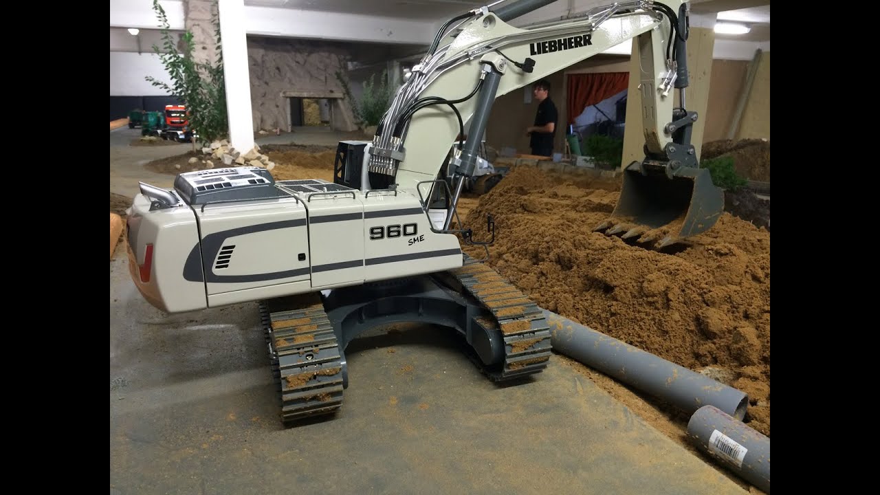 Liebherr 960 SME preparing a slope