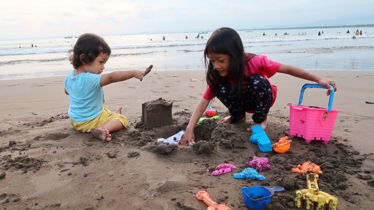 Bermain Pasir dan Bermain Ombak di Pantai Pangandaran - Liburan di Pangandaran