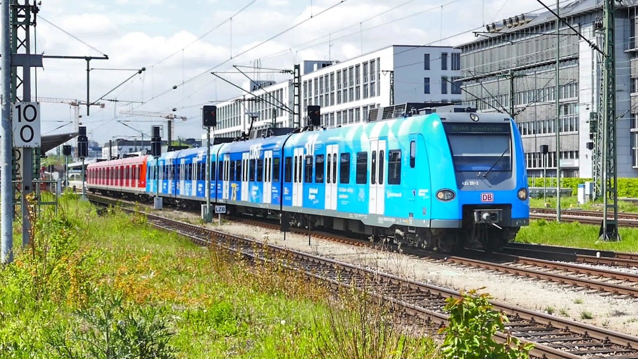 Neuer "Bahnland Bayern" Werbezug der S-Bahn im Ostbahnhof München