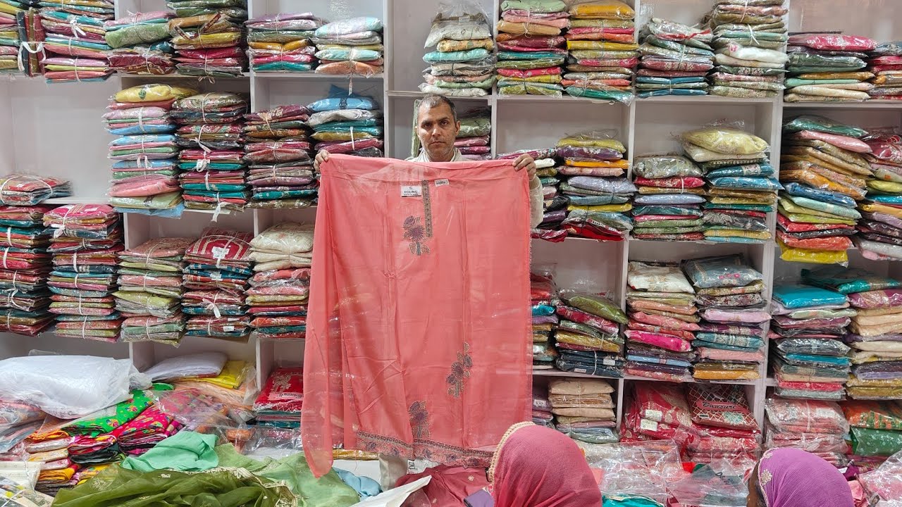 आदमपुर में कपड़ों का अंदाज देखो सारा समाज ?