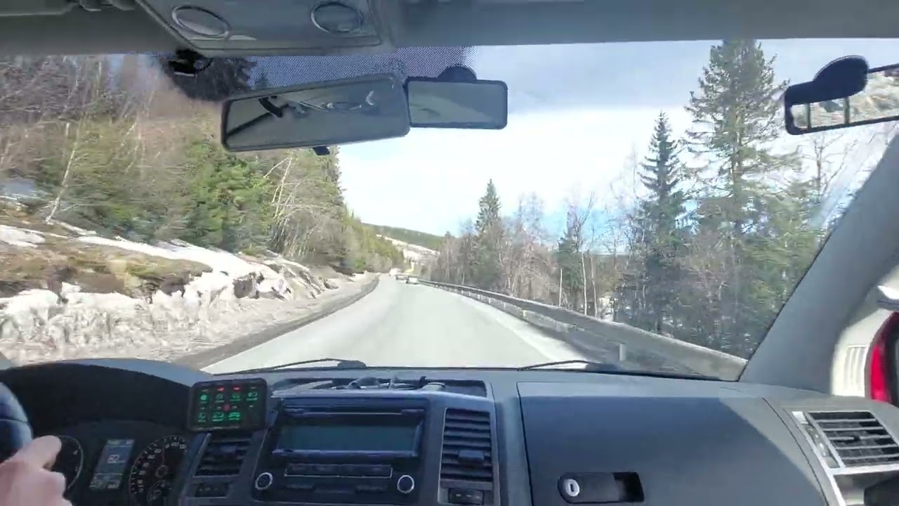 Utrykning på landevei i Trøndelag under krevende lysforhold 