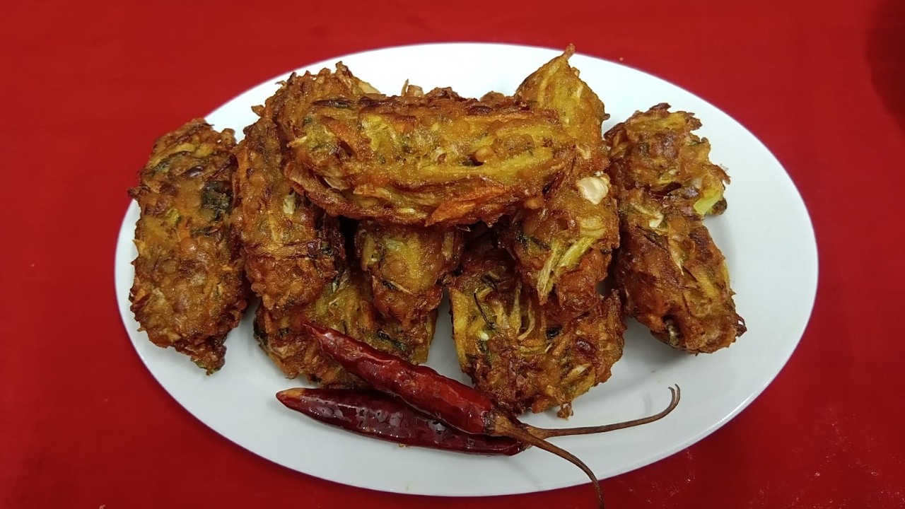 নতুন স্বাদের মুচমুচে বাঁধাকপির পাকোড়া । বাঁধাকপি ও গাজর দিয়ে মুচমুচে মজাদার ১০ মিনিটে পাকোড়া রেসিপি।
