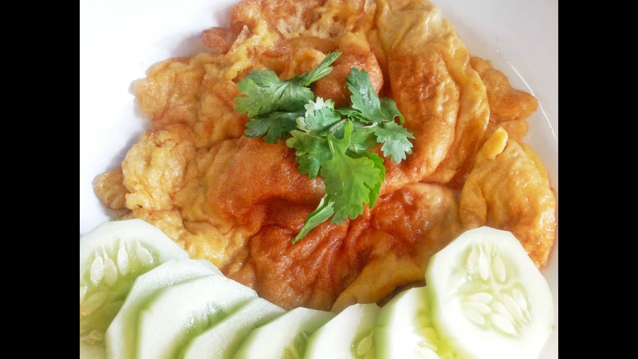 How To Cook Thai Omelet (Khai Jiao) Easy in 2 Minutes! ทอดไข่ง่ายๆ