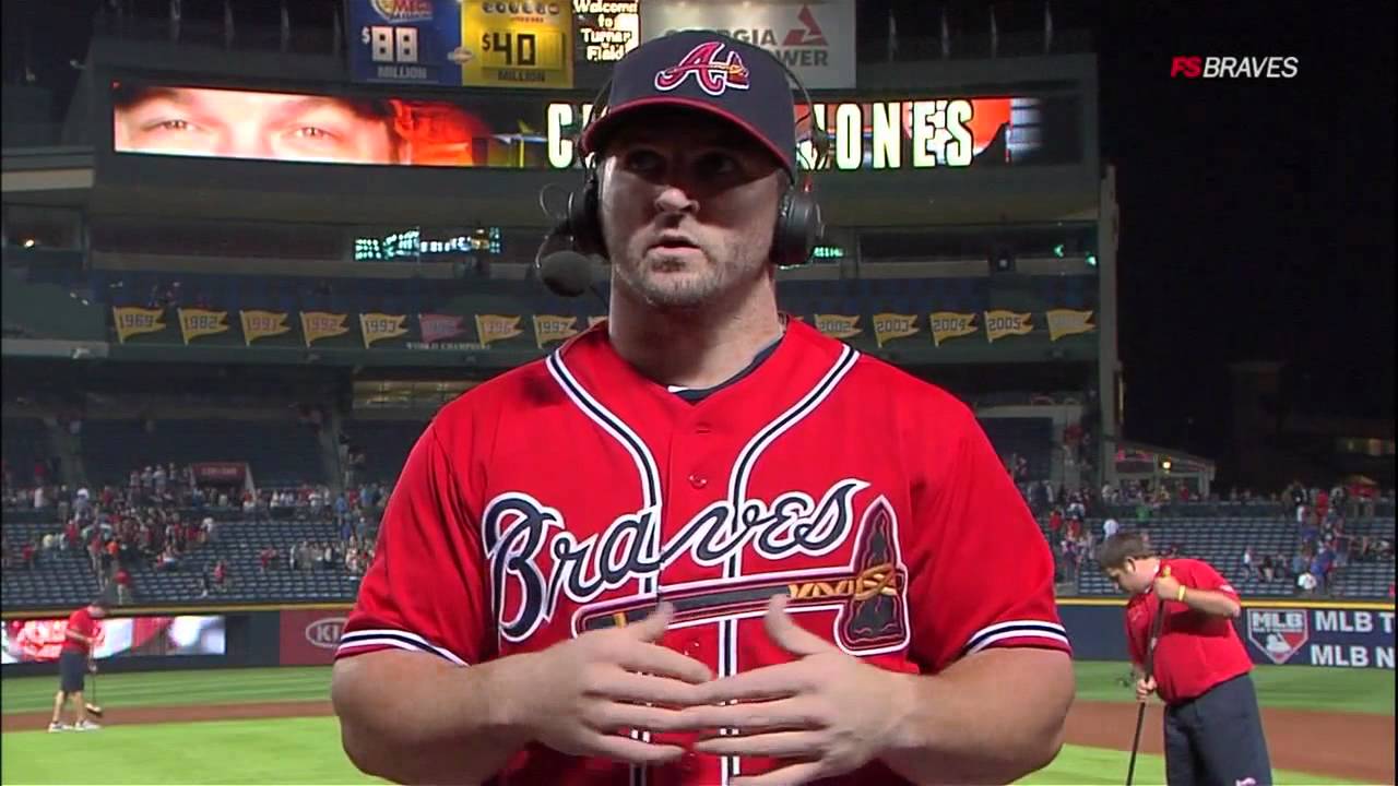 Dan Uggla makes a great collision catch