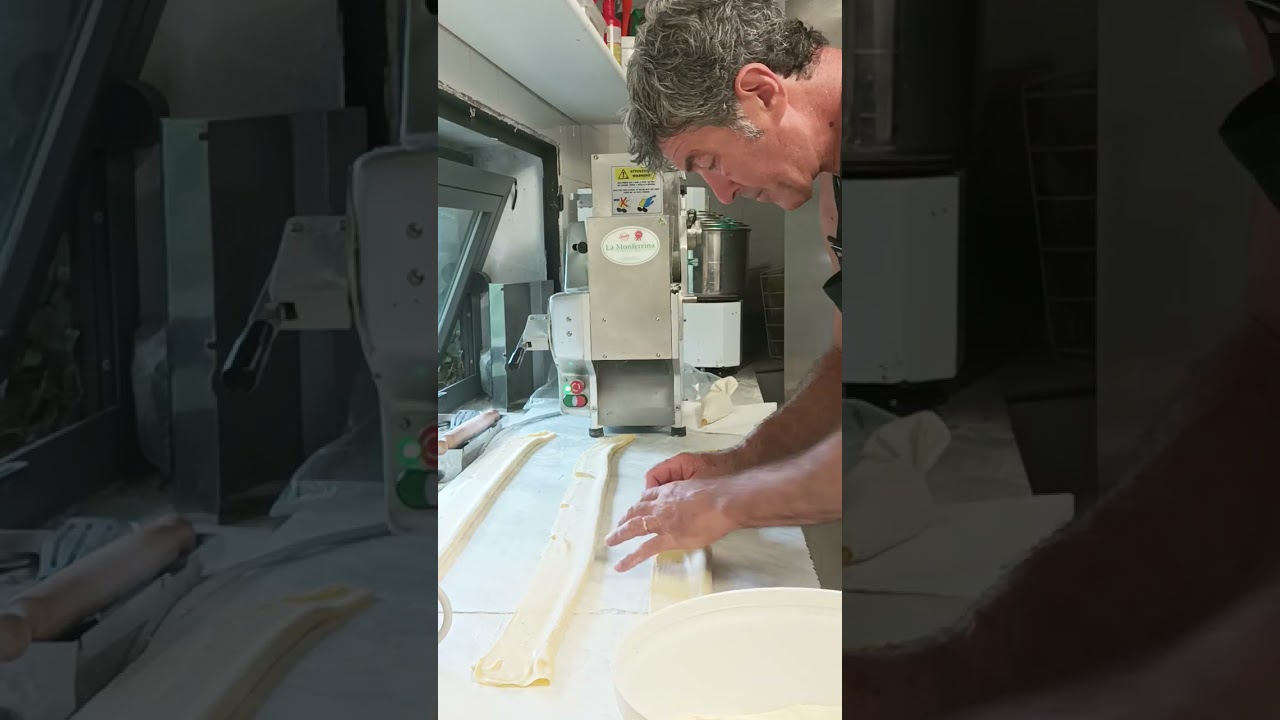 i raviolo al plin con ripieno di melanzane , manualità come farlo in casa .