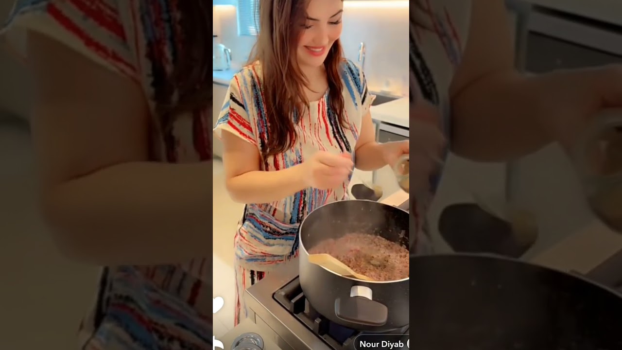 نور وعصام 🥰 عصام عم يساعدني ويقلي اللحمة والصنوبر مشان نجهز حشوة الشيخ محشي😋😍🥰