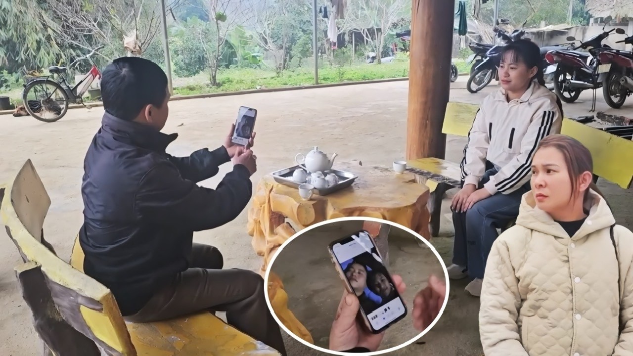 Линь со слезами на глазах показала отцу Луен сделанную ею фотографию, чем очень его обрадовала.