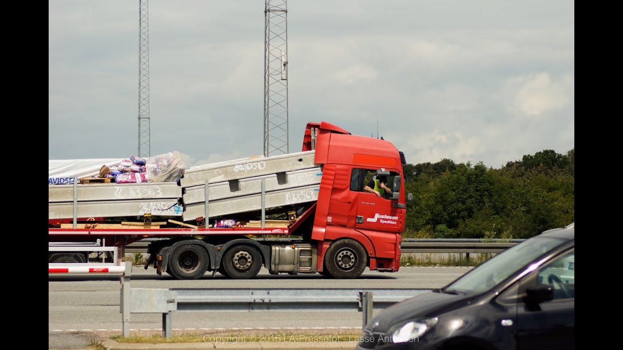 20.07.15 Lastbil brager gennem bommen på betalingsanlægget på Storebæltsforbindelse.