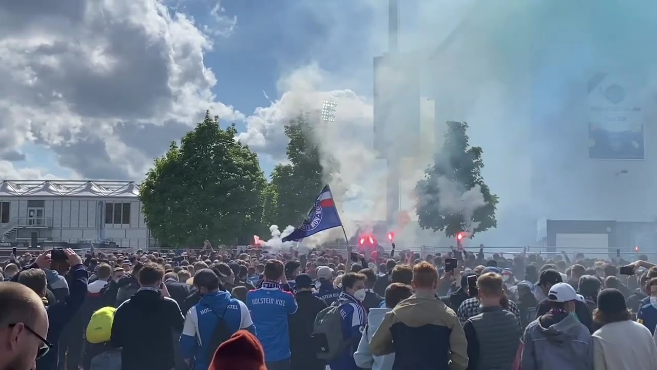 HOLSTEIN KIEL-SV DARMSTADT 98 перед стадионом 