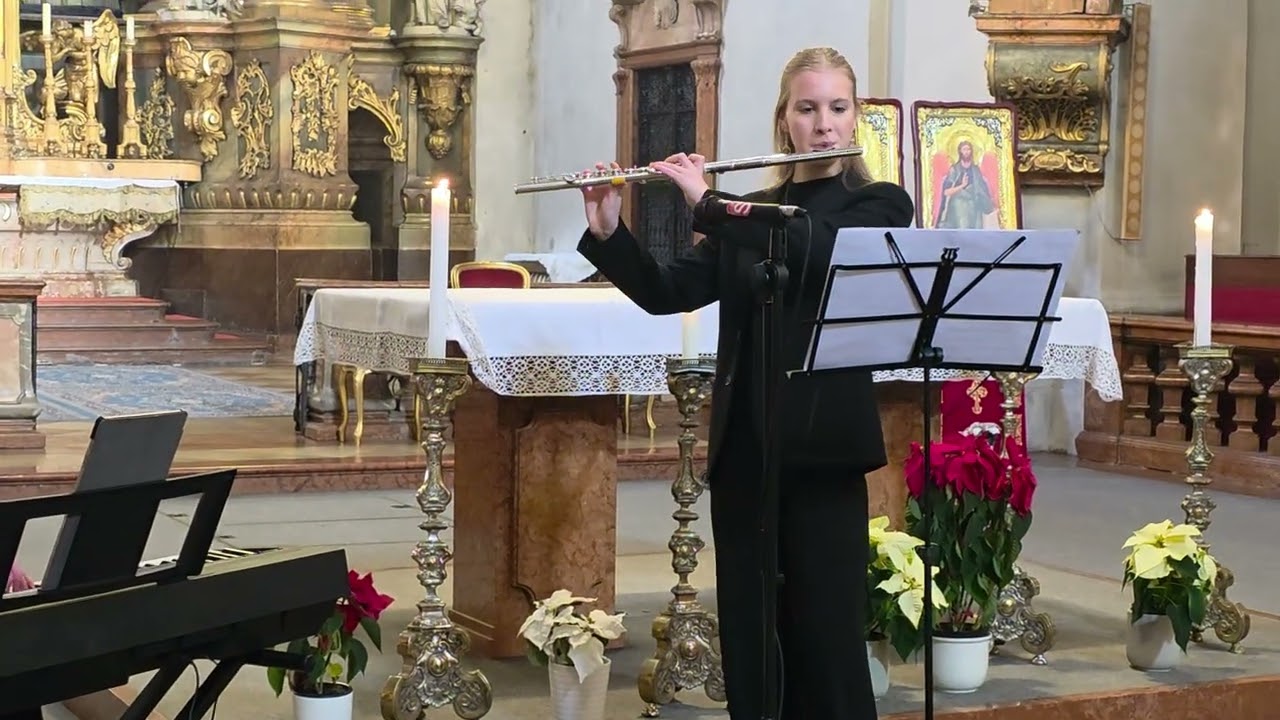 Концерт молоді парафії. Вікторія Солоділова виконує  