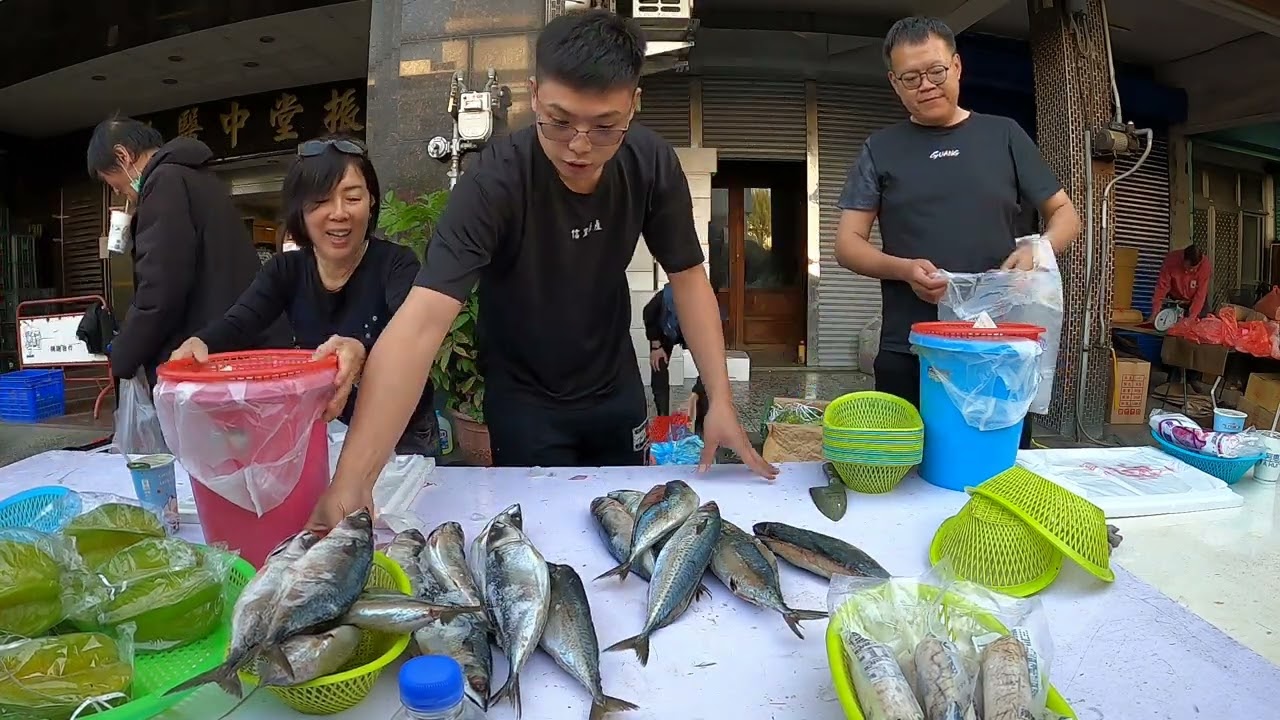 帥兒子怕小帥弟賣到10點 趕快上來賣 #中彰海王子 #烏日火車站 #海鮮叫賣 #海鮮拍賣