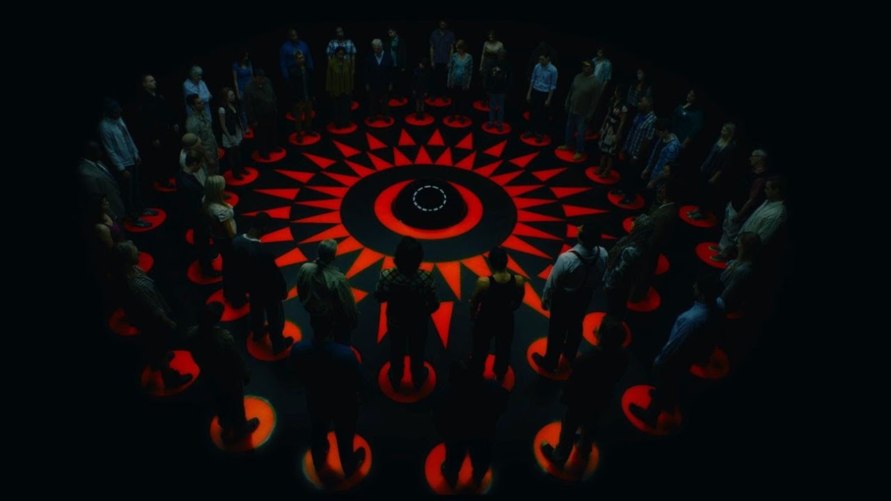 100 شخص في دائرة… وكل دقيقتين واحد لازم يموت! 🤔 ملخص فيلم Circle 