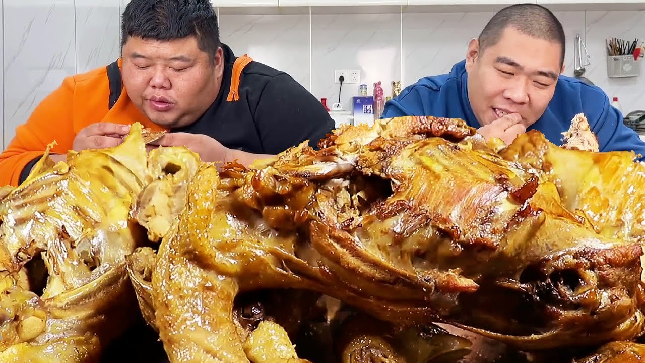 猴哥买10斤鸡架吃，大诚子下厨先卤后熏，哥俩抱着啃真爽！【胖猴仔】