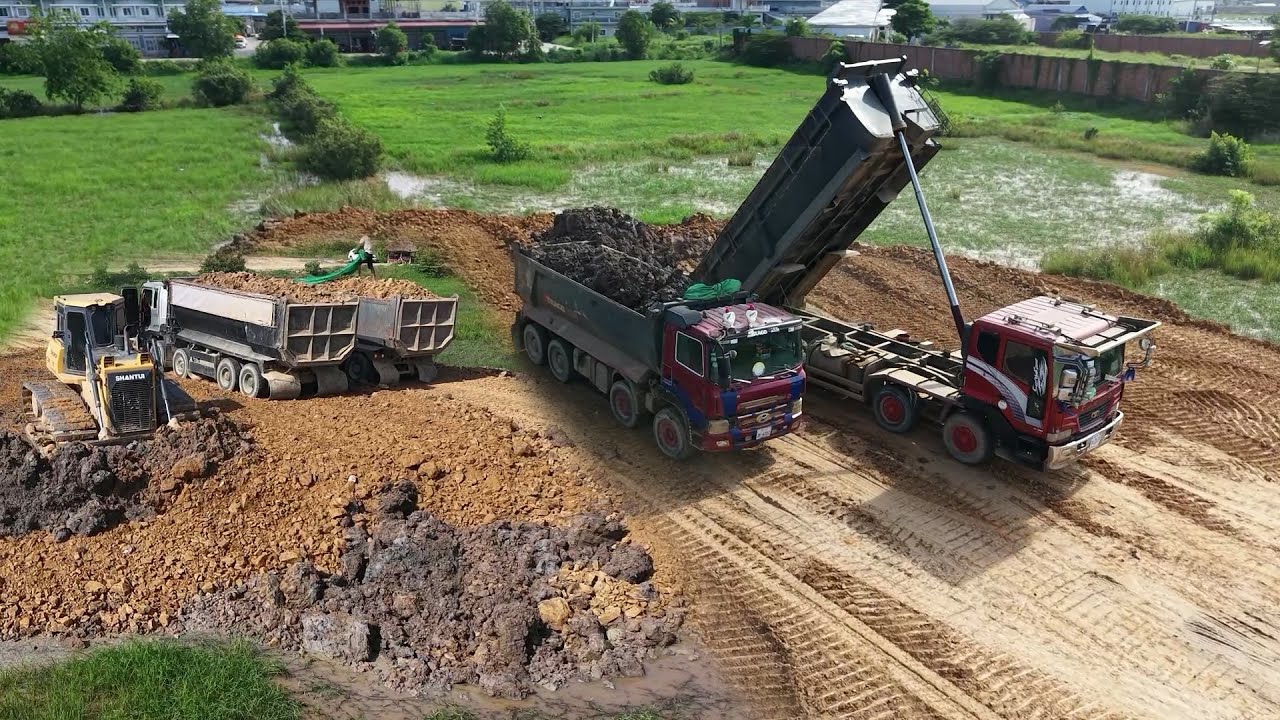 Massive SHANTUI DH17C2 Bulldozer Powers Through Landfill Stages Amid Muddy Challenge