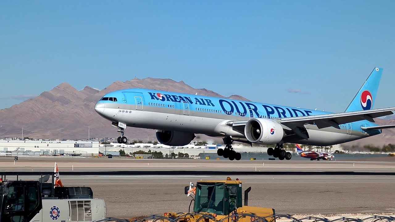 Korean Air Boeing 777 (special livery) lands at Las Vegas | HL7203