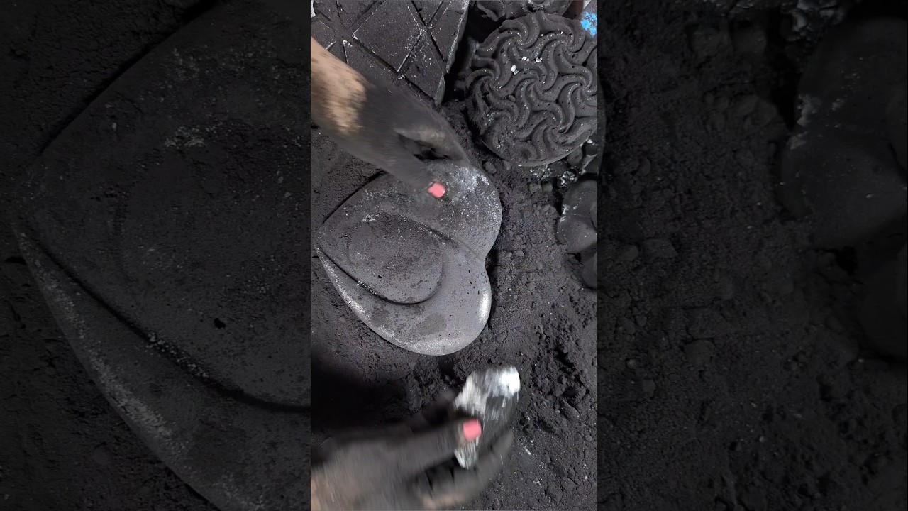 A big black heart with some fresh chunks 🖤🤍//#oddlysatisfying #gymchalk #asmr #loveofasmr