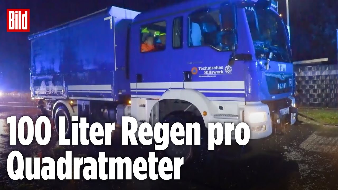 NRW: Hochwasser und Starkregen &ndash; Leute stehen knietief im Wasser