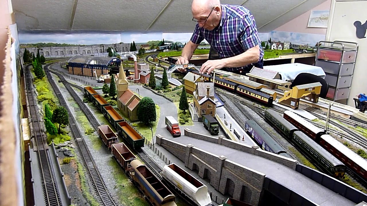 Relaxing afternoon on the Loft Model Railway . Part 1