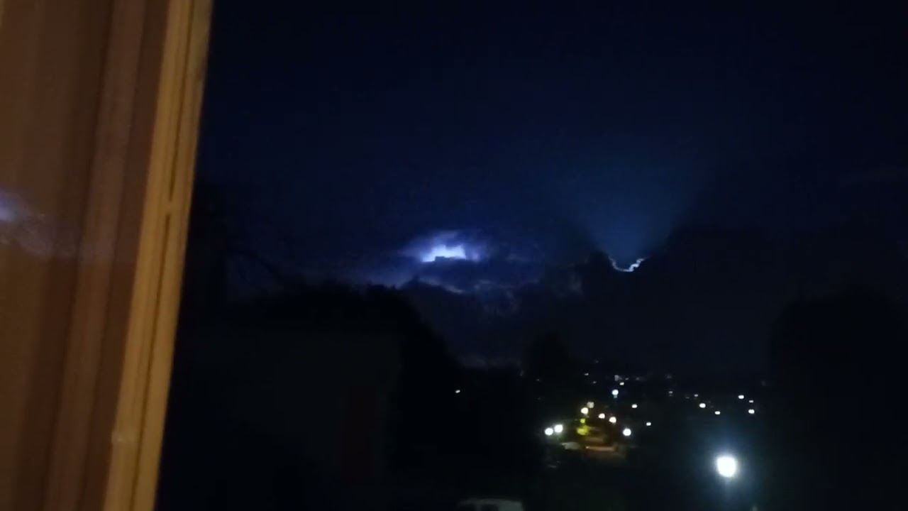 Це осінь 2023-го,але сьогодні 16.02.26 був перший і єдиний грім 