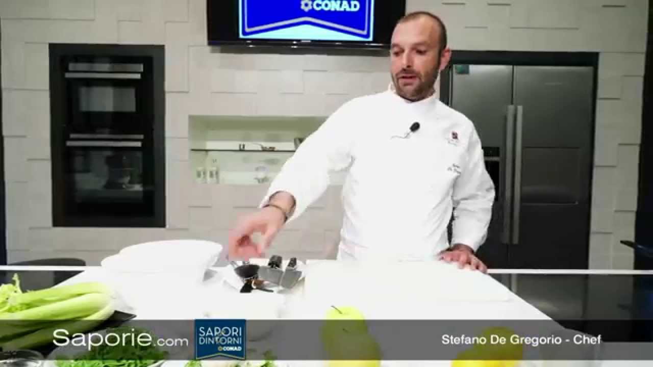 Saporie.com - Tagliatella di seppia con insalata di rucola, mela Golden e sedano croccante