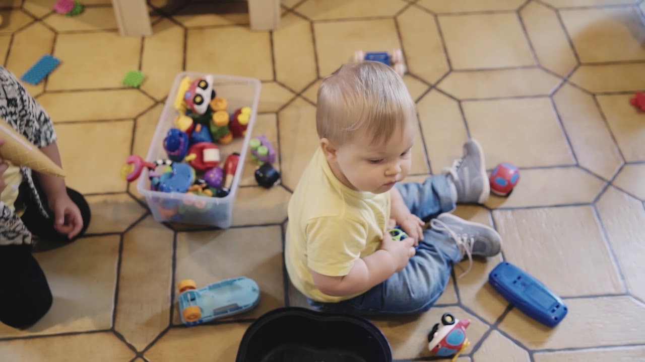 Dis-moi...pourquoi les enfants aiment prendre et relâcher des objets à répétition?