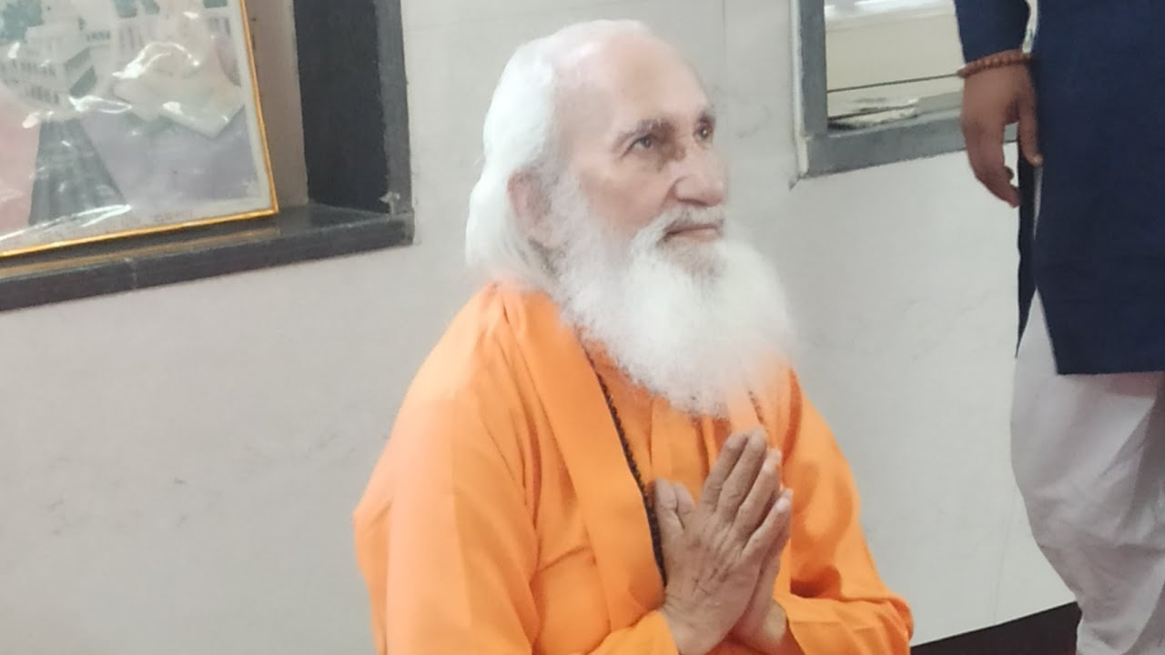परमहंस भागवत भास्कर संत शिरोमणि डॉ श्री श्री 108 श्री सदानंद जी महाराज जी प्राथना करते हुए