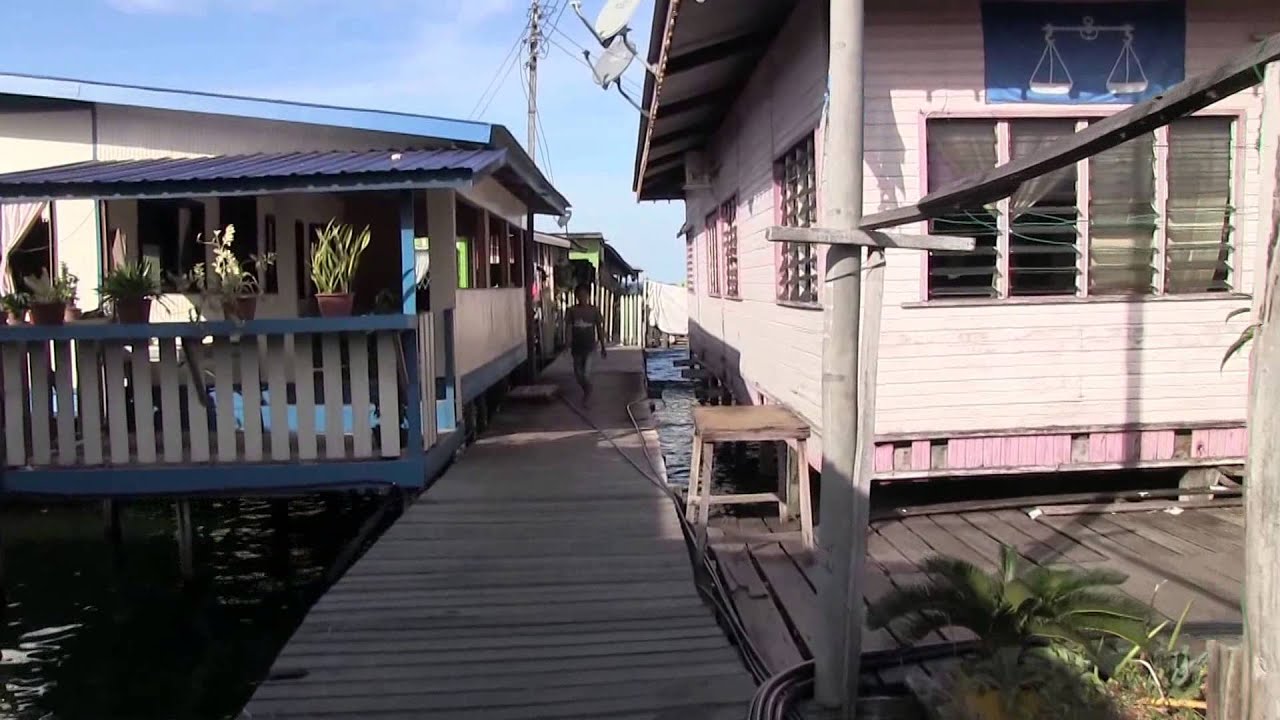 Walking in Semporna (Malaysia)