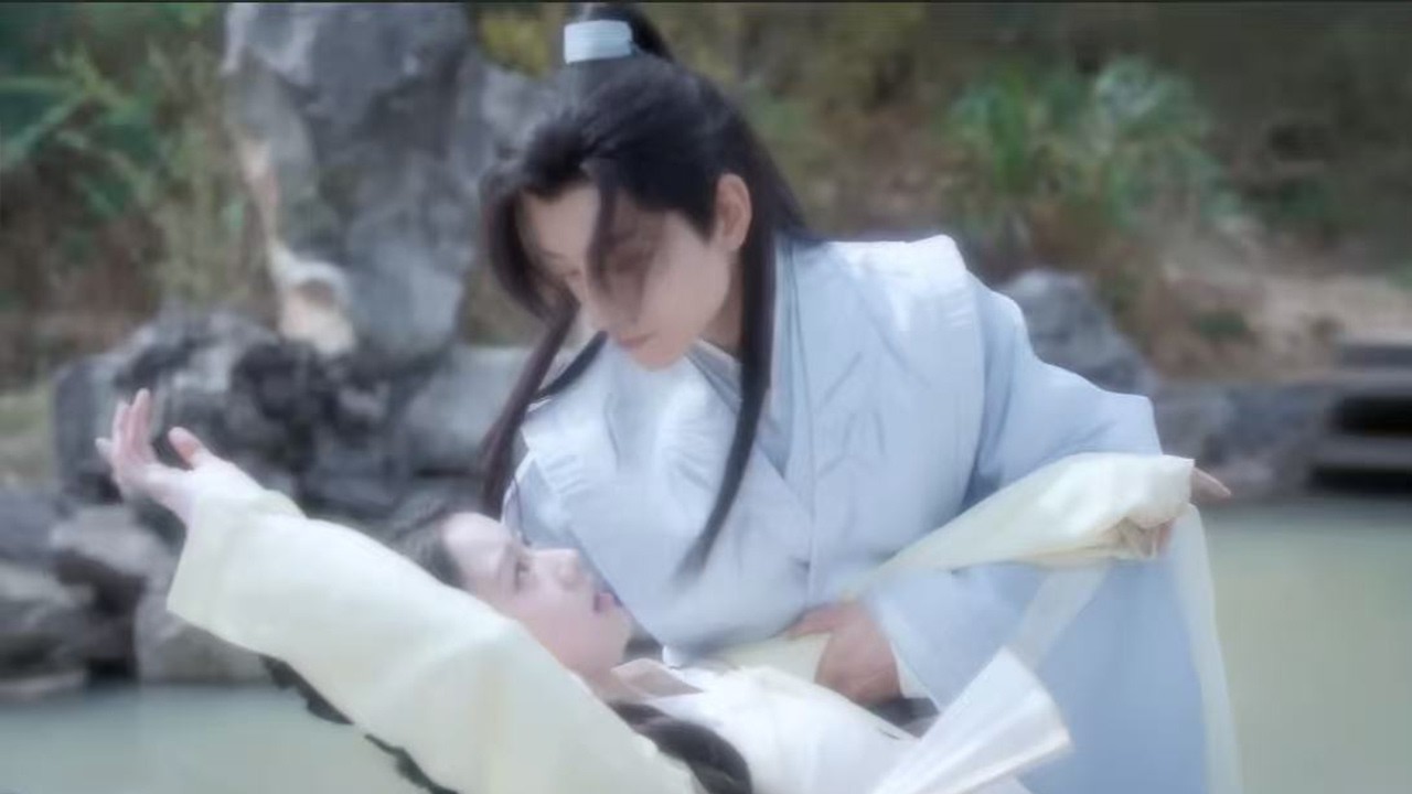 灰姑娘腳滑險些跌倒，下一秒王爺光速起身，一把攔腰穩穩抱住！💗#攻略冷少主 #ToGetMaster #张峻宁#包上恩 #桃花追剧💕