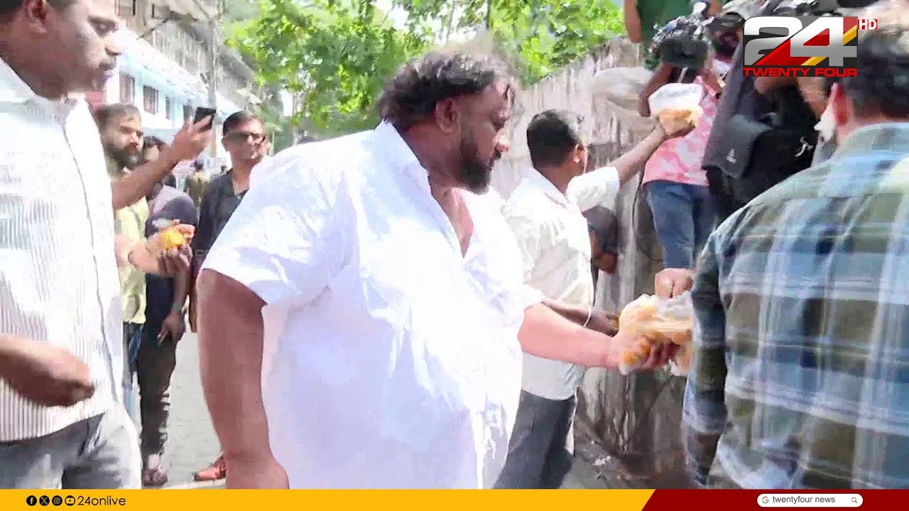 കോടതി പരിസരത്ത് ലഡു വിതരണം ചെയ്ത് ദിലീപിന്റെ ആരാധകർ | Actress Attack Case