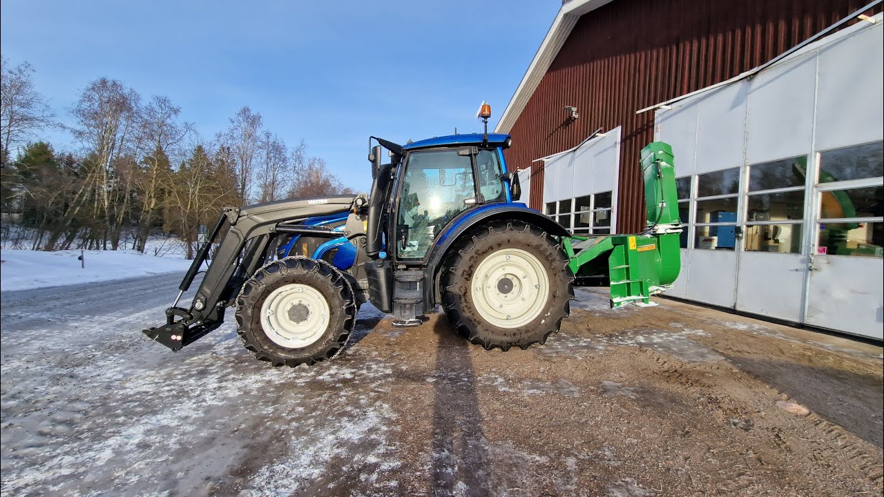 Jälleen kerran olisi pitänyt olla tarkempi lumilingon kanssa. Valtra N134d ja Ala-talkkari ATS 2502G