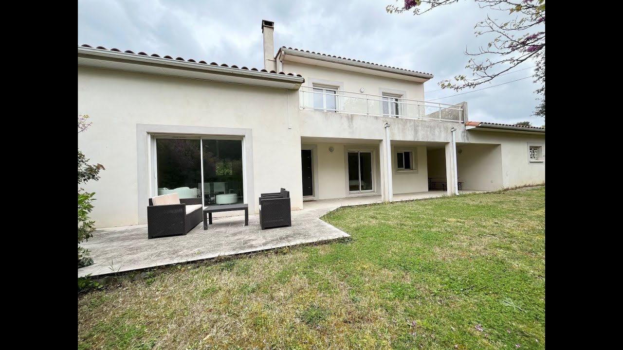 Maison 4 chambres, jardin arboré et double garage à 15 kms de Carcassonne