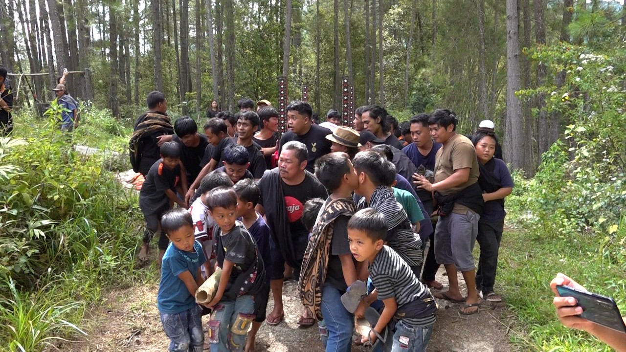 10. Pemakaman Alm. Teopilus Kaba' (Pak Ricard) di Rante Ba'tan Sillanan Gandasil