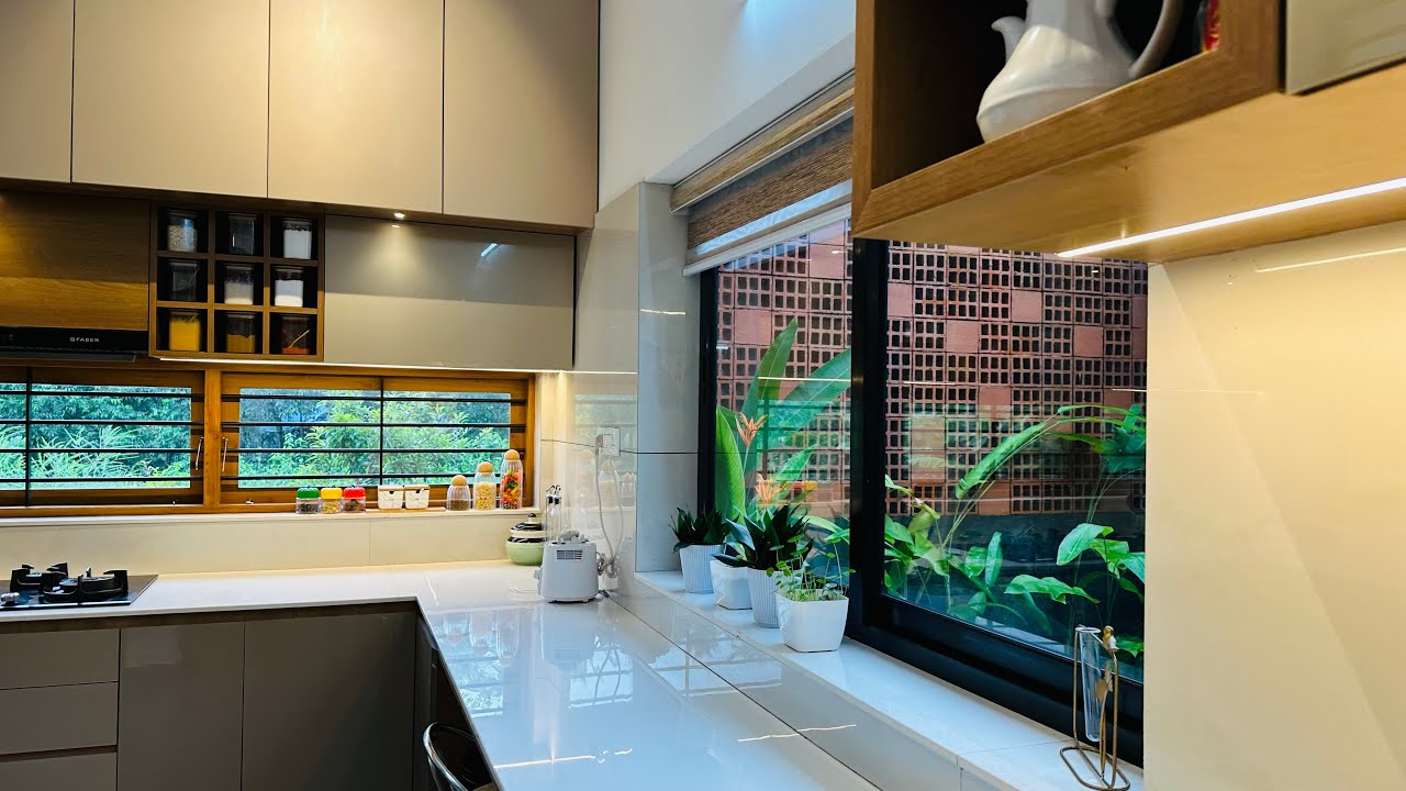 കിച്ചണിൽ നിന്നും ഒരു കോർട്ടിയർഡ്. Traditional modern home tour malayalam 