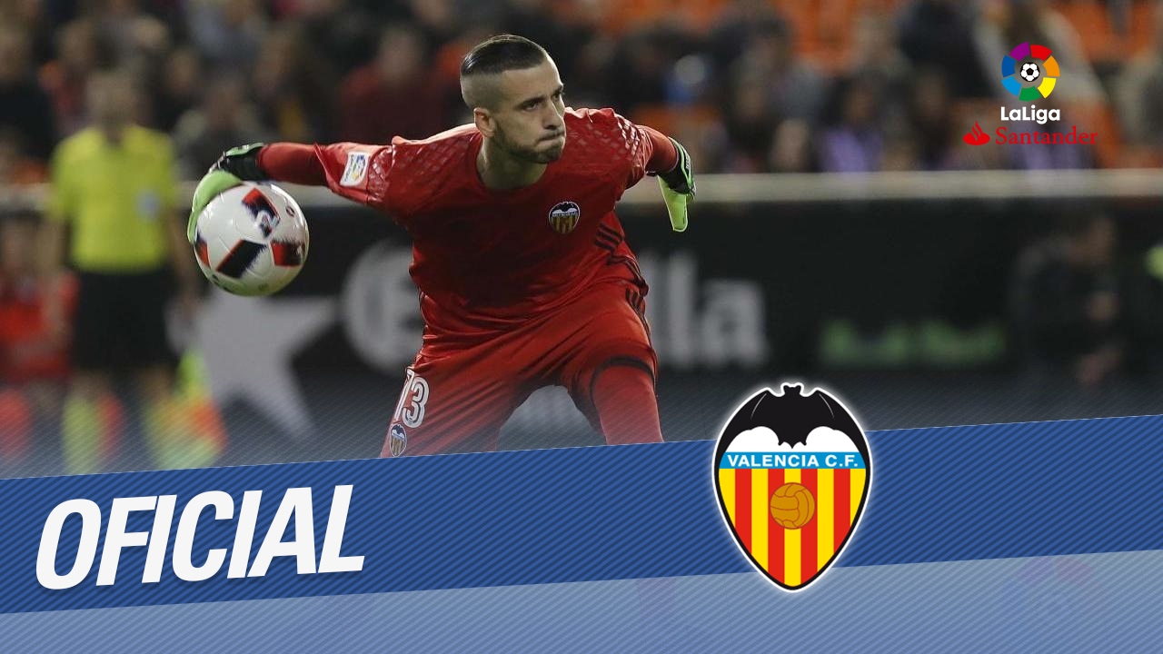 Jaume Dom&eacute;nech canta el himno del Valencia CF