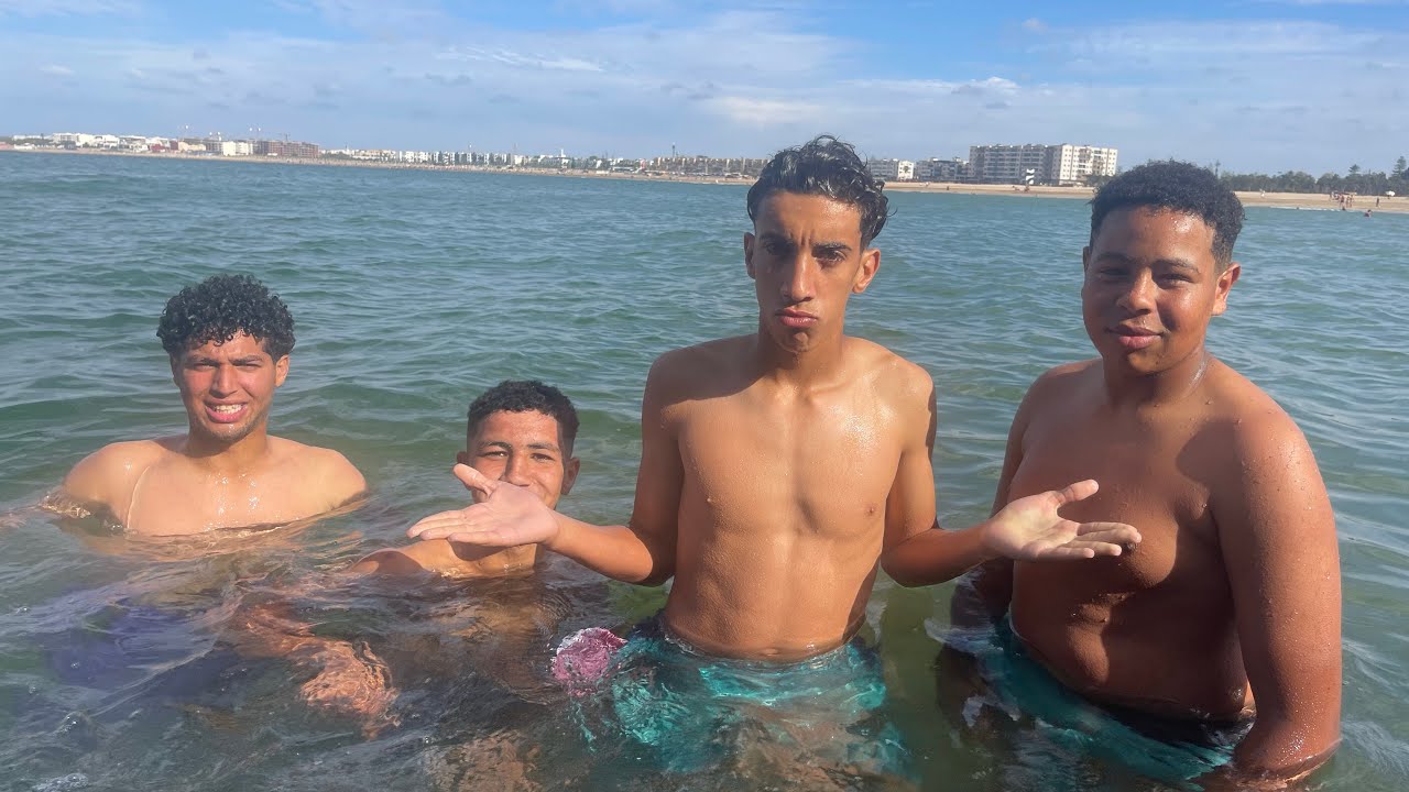 آخر شخص يغادر البحر يربح100 درهم ،اصعب  تحدي في البرد!! 🥶
