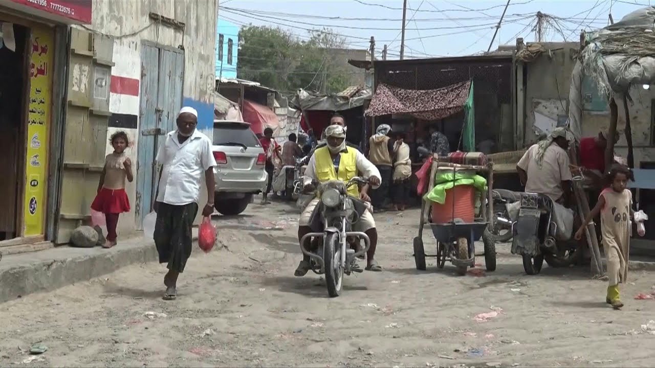 سكان الخوخة يعبرون عن شكوكهم حول انسحاب الحوثيين من مرفا الحديدة