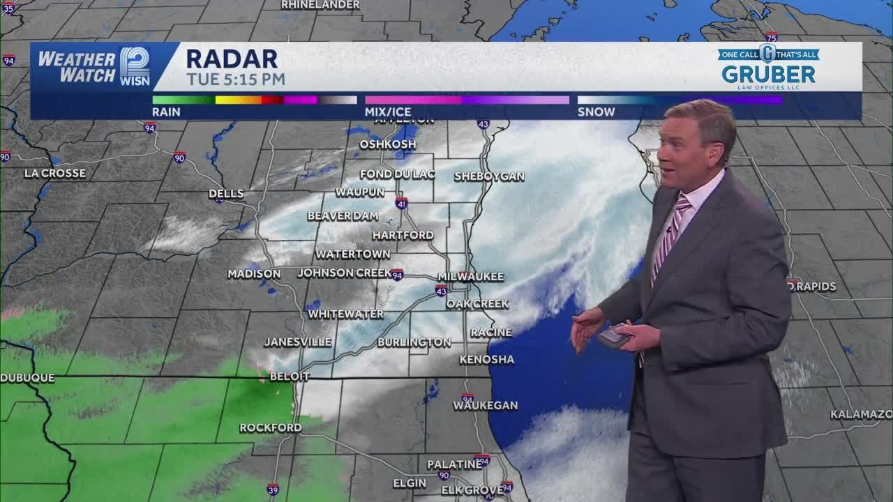 Quick hit of snow this evening in SE Wisconsin