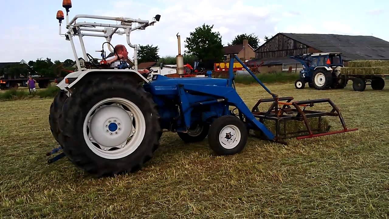 Ford 4000 met pakkenklem kleine balen hooiwagen laden Paul